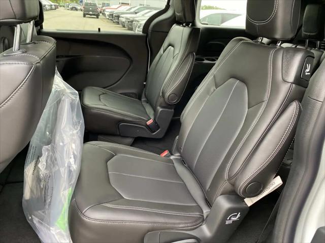 2027 Chrysler Pacifica Select AWD