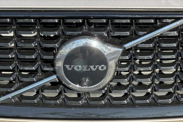 2023 Volvo XC60 B6 Ultimate Dark Theme