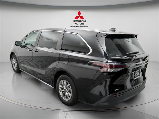 2025 Toyota Sienna LE