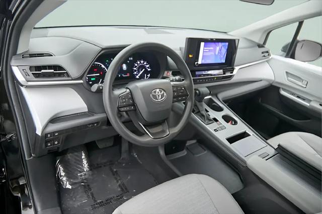 2025 Toyota Sienna LE
