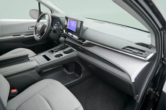 2025 Toyota Sienna LE