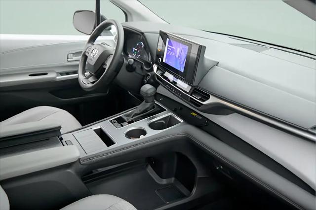 2025 Toyota Sienna LE