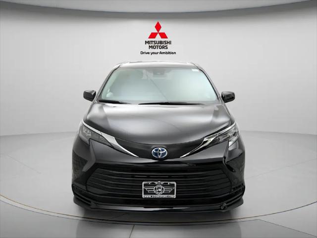 2025 Toyota Sienna LE
