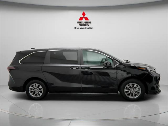 2025 Toyota Sienna LE