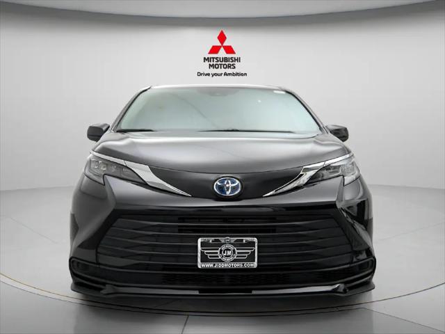 2025 Toyota Sienna LE