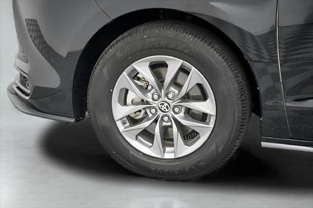 2025 Toyota Sienna LE