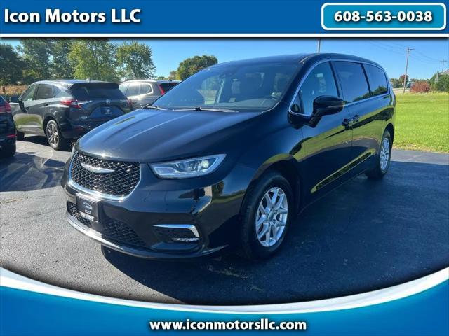2025 Chrysler Pacifica Select for sale in Janesville, WI