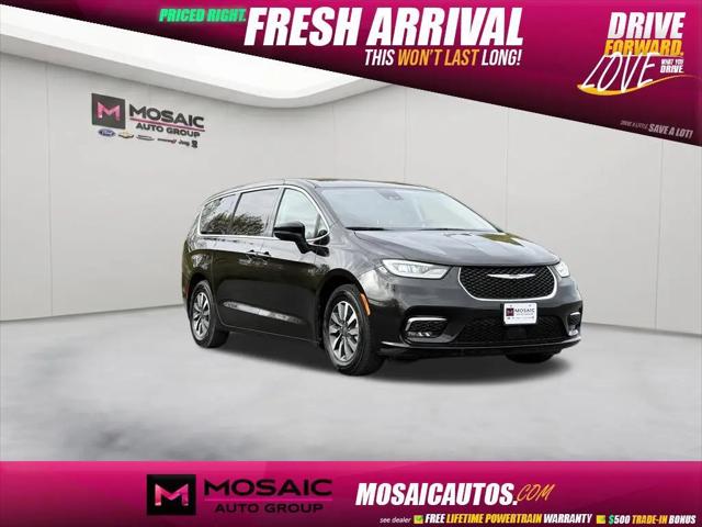 2023 Chrysler Pacifica Hybrid Touring L for sale in Zumbrota, MN