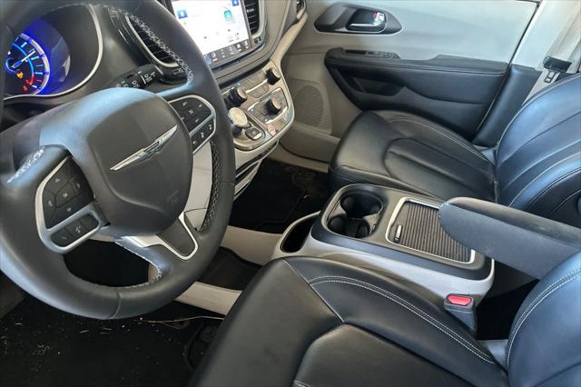 2024 Chrysler Pacifica Hybrid Select