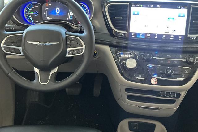 2024 Chrysler Pacifica Hybrid Select