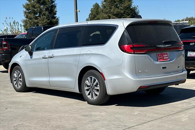 2024 Chrysler Pacifica Hybrid Select