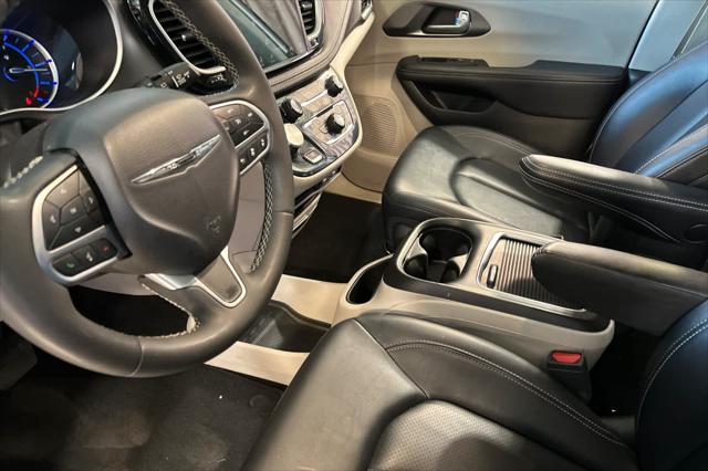 2024 Chrysler Pacifica Hybrid Select
