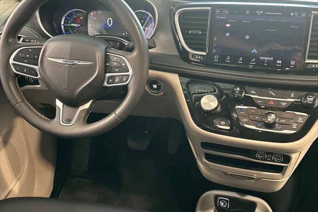 2024 Chrysler Pacifica Hybrid Select