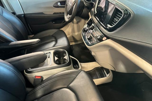 2024 Chrysler Pacifica Hybrid Select