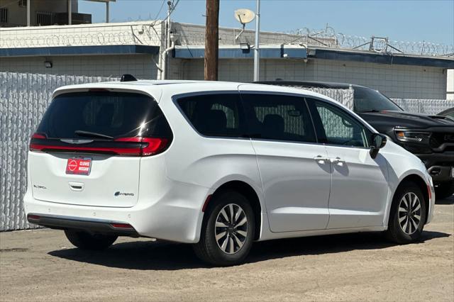 2024 Chrysler Pacifica Hybrid Select