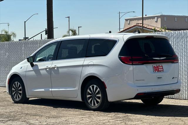 2024 Chrysler Pacifica Hybrid Select