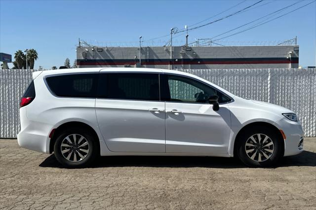 2024 Chrysler Pacifica Hybrid Select