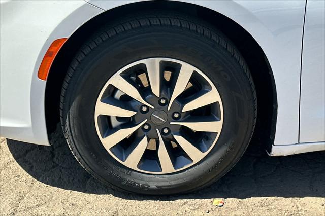 2024 Chrysler Pacifica Hybrid Select