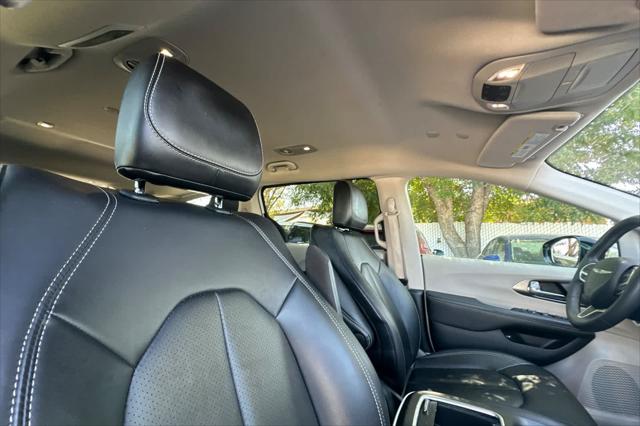 2024 Chrysler Pacifica Hybrid Select