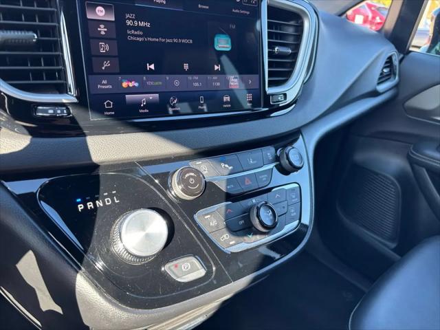 2025 Chrysler Pacifica Select