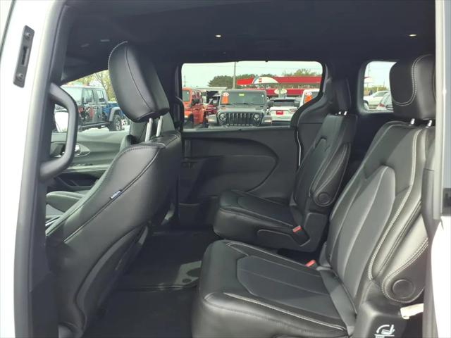 2027 Chrysler Pacifica Select AWD
