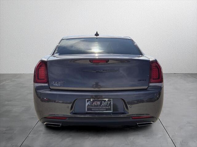 2023 Chrysler 300 Touring L