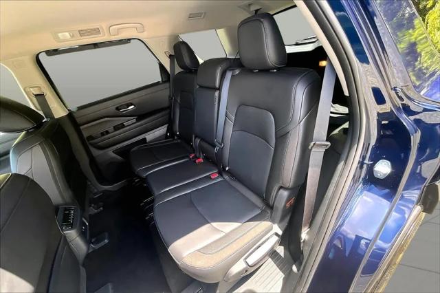 2025 Nissan Pathfinder SL 4WD