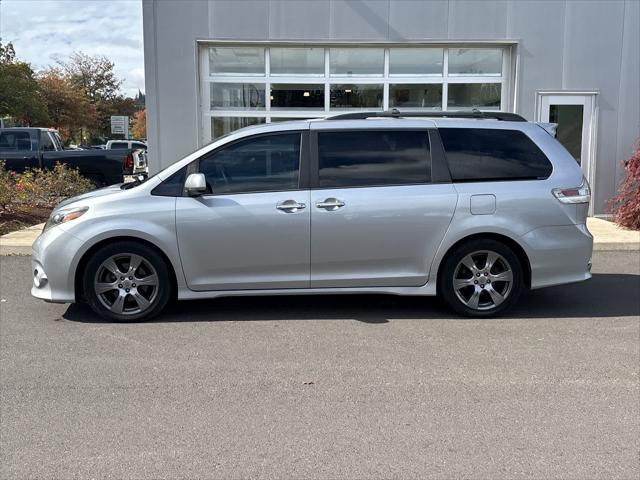 2017 Toyota Sienna SE Premium 8 Passenger