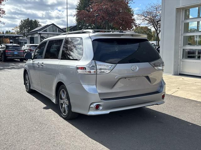 2017 Toyota Sienna SE Premium 8 Passenger