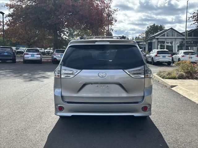 2017 Toyota Sienna SE Premium 8 Passenger