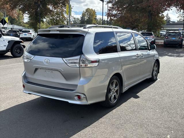 2017 Toyota Sienna SE Premium 8 Passenger