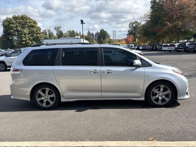 2017 Toyota Sienna SE Premium 8 Passenger