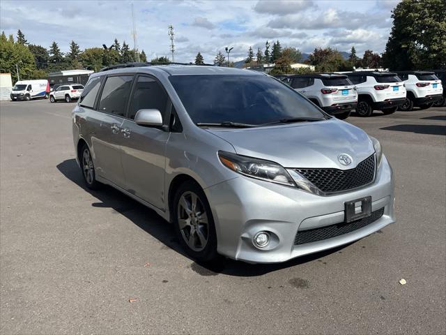 2017 Toyota Sienna SE Premium 8 Passenger