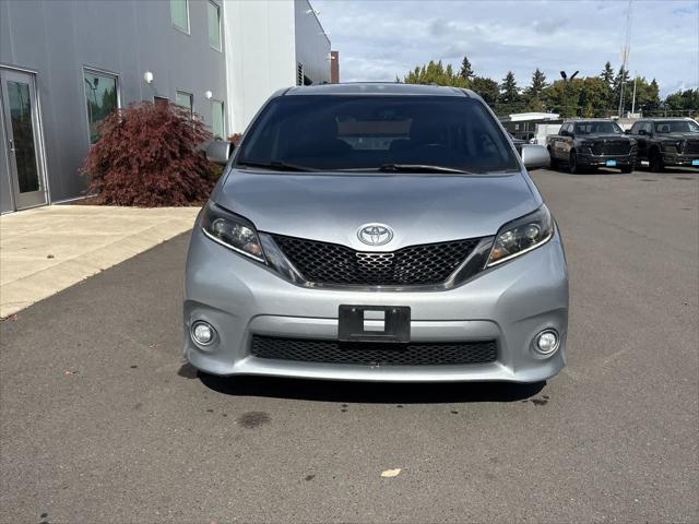 2017 Toyota Sienna SE Premium 8 Passenger