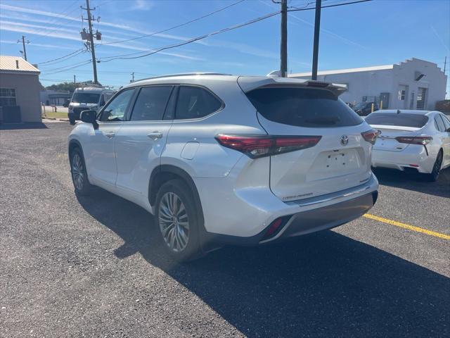 2022 Toyota Highlander Hybrid Platinum 2022 Toyota Highlander Hybrid Platinum