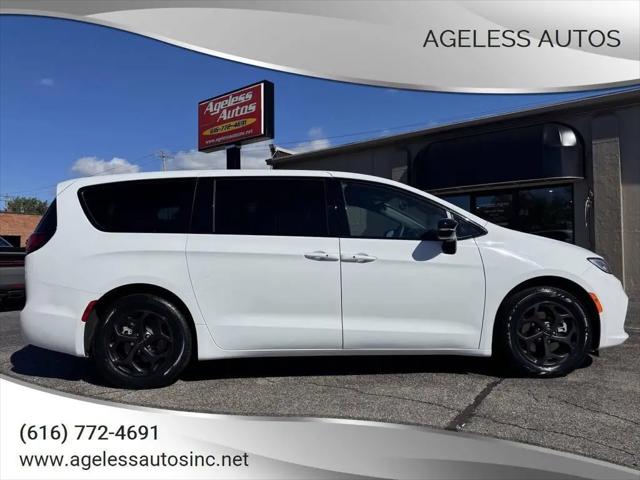 2023 Chrysler Pacifica Hybrid Limited for sale in Zeeland, MI