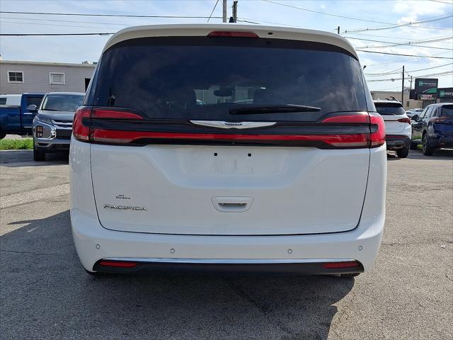 2025 Chrysler Pacifica Select