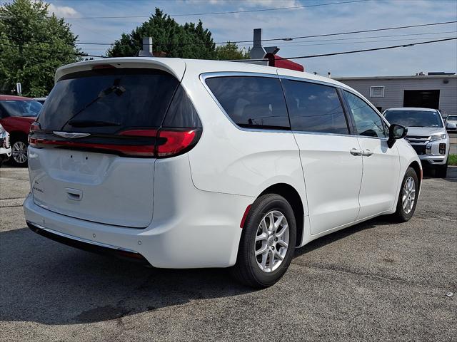 2025 Chrysler Pacifica Select