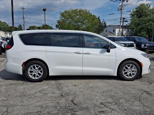2025 Chrysler Pacifica Select