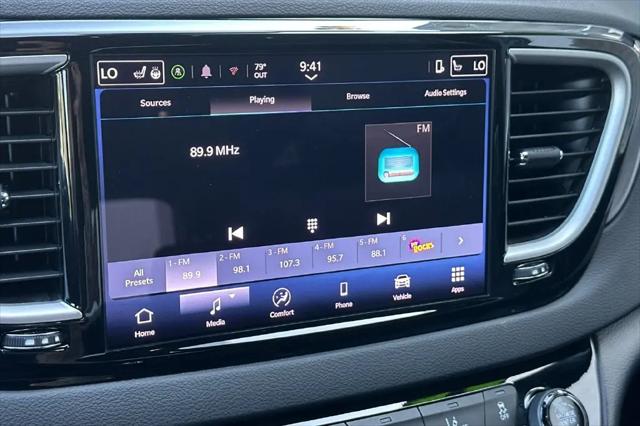 2025 Chrysler Pacifica Select