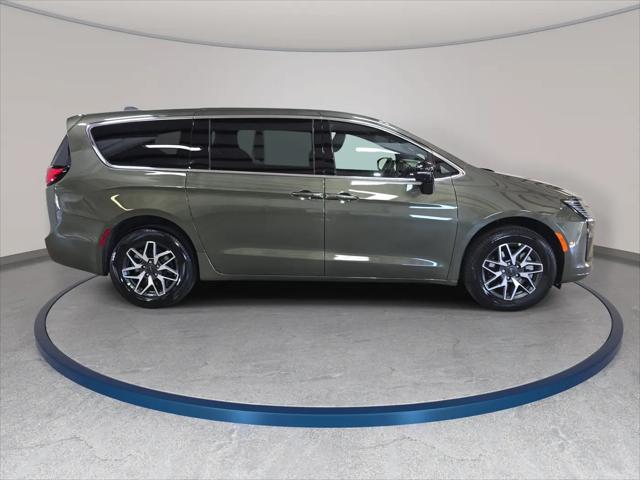 2027 Chrysler Pacifica Limited AWD
