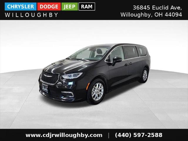2023 Chrysler Pacifica Touring L for sale in Willoughby, OH
