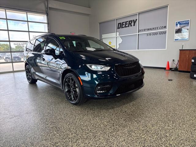 2025 Chrysler Pacifica Limited AWD for sale in Waukee, IA