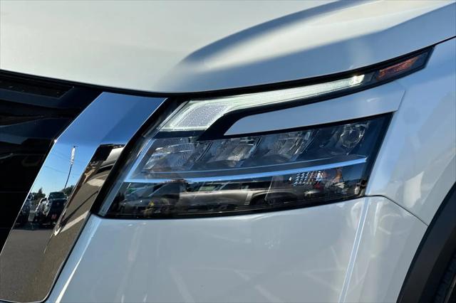 2023 Nissan Pathfinder SL FWD