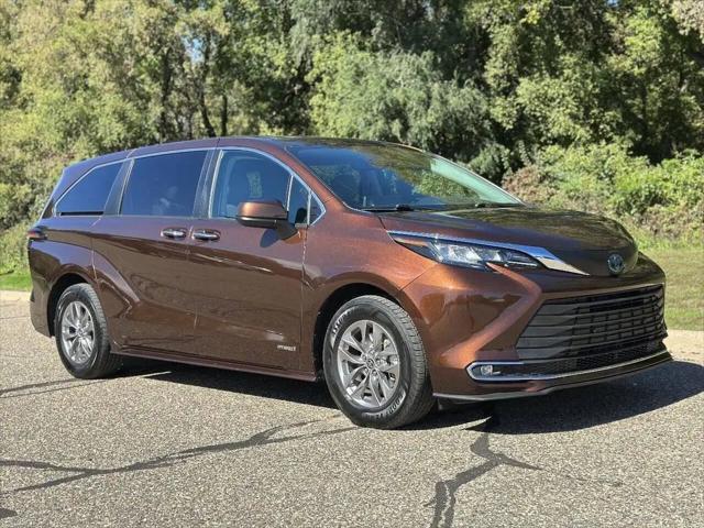 2021 Toyota Sienna XLE for sale in Farmington, MN