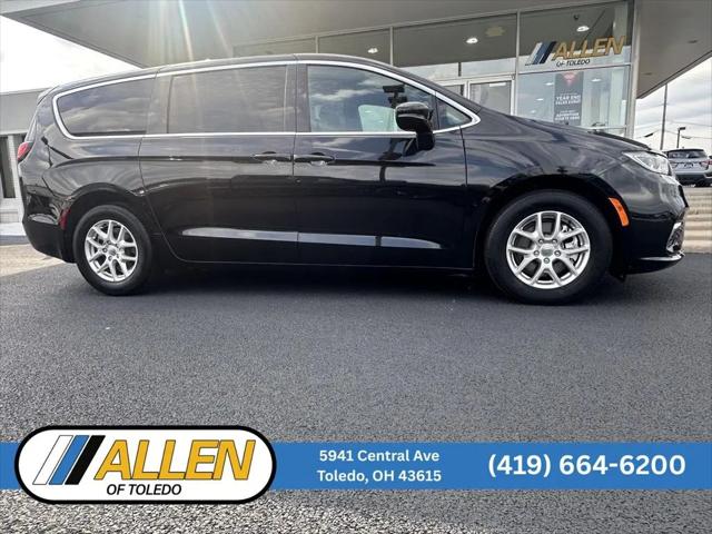 2025 Chrysler Pacifica Select for sale in Toledo, OH