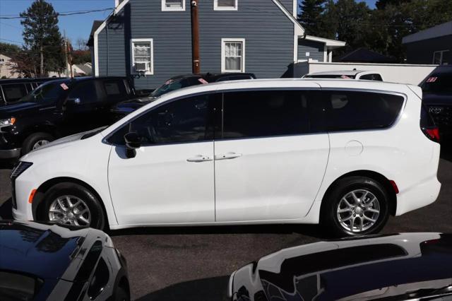 2027 Chrysler Pacifica Select