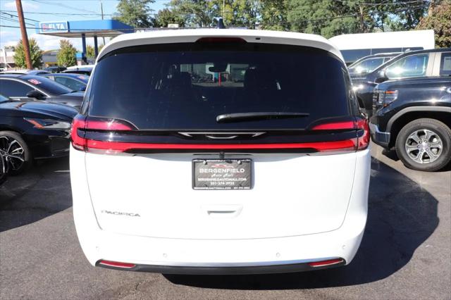 2027 Chrysler Pacifica Select