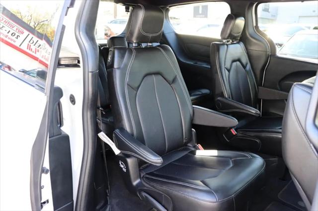 2027 Chrysler Pacifica Select