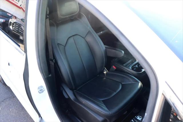 2027 Chrysler Pacifica Select